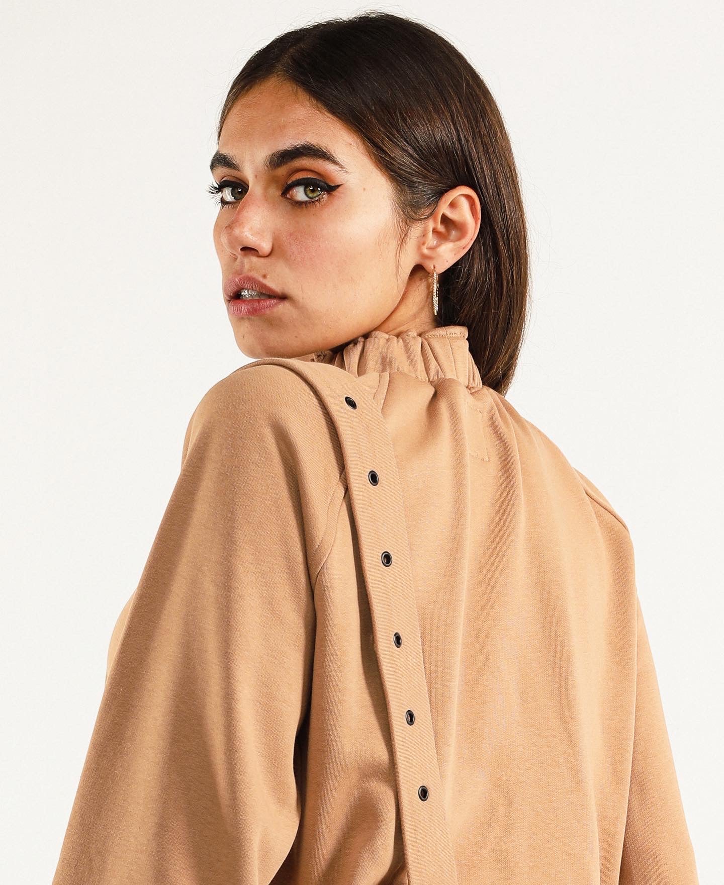 Strap sweatshirt