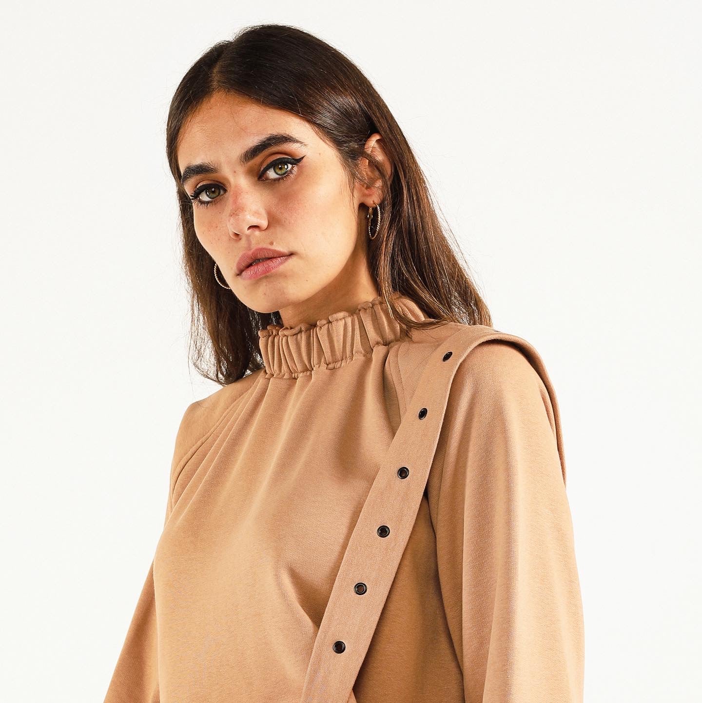 Strap sweatshirt
